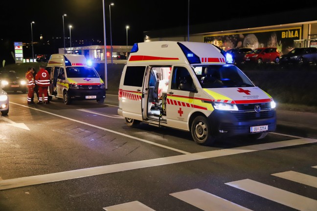 Vier Verletzte bei Verkehrsunfall zwischen drei Fahrzeugen in Hagenberg im Mühlkreis