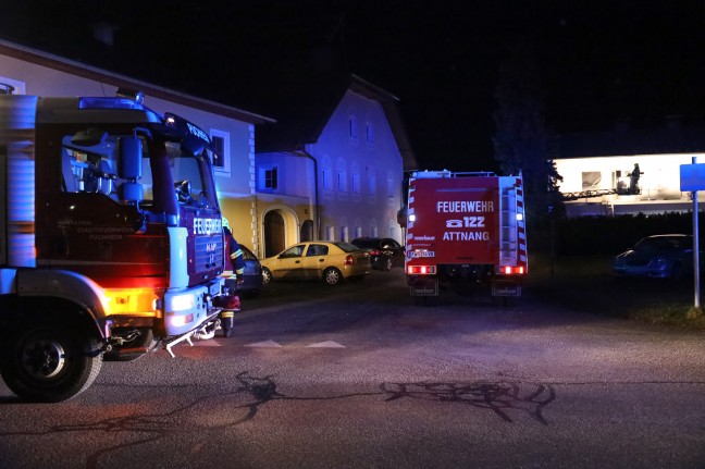 Zimmerbrand in einem Wohnhaus in Attnang-Puchheim sorgt für Einsatz zweier Feuerwehren