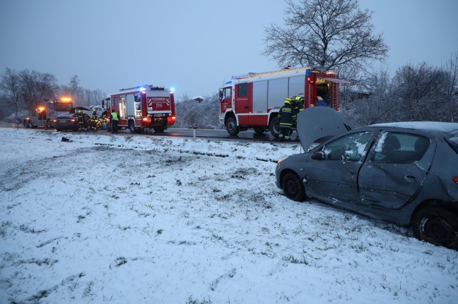 Schwerer Crash mit drei Autos auf Wiener Straße in Edt bei Lambach fordert zwei Verletzte