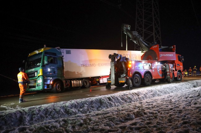 Drohte umzustürzen: Sattel-LKW mit 15 Tonnen Tiefkühlpizza bei Pennewang in Straßengraben gerutscht