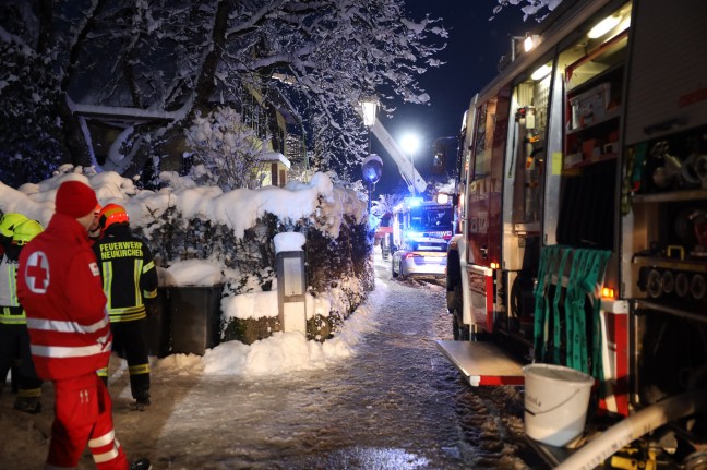 Vier Feuerwehren bei ausgedehntem Glimmbrand in einem Wohnhaus in Altmünster im Einsatz