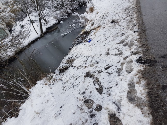 Auto in Bach gestrzt: Beifahrerin bei Unfall in Mattighofen tdlich verunglckt