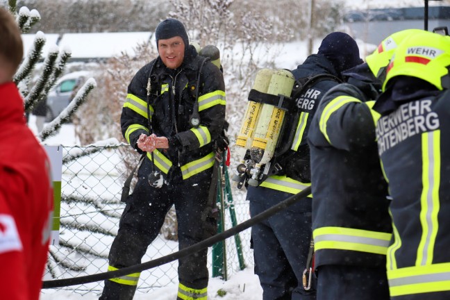 Zwei Feuerwehren bei Brand einer elektrischen Anlage in einem Wohnhaus in Lichtenberg im Einsatz