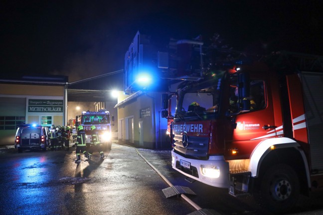 Sieben Feuerwehren bei Brand bei einem Gewerbebetrieb in Eberstalzell im Einsatz