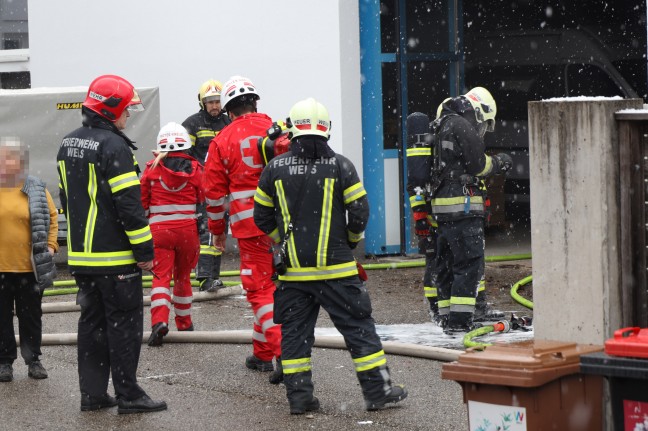 Feuerwehr bei Brand in einer Halle in Wels-Lichtenegg im Einsatz