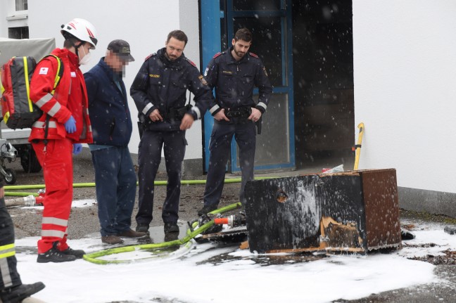 Feuerwehr bei Brand in einer Halle in Wels-Lichtenegg im Einsatz