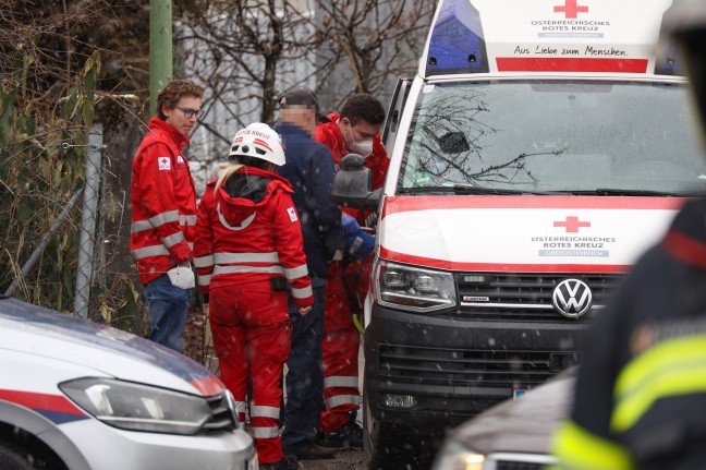 Feuerwehr bei Brand in einer Halle in Wels-Lichtenegg im Einsatz