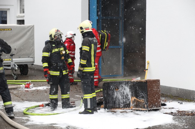 Feuerwehr bei Brand in einer Halle in Wels-Lichtenegg im Einsatz