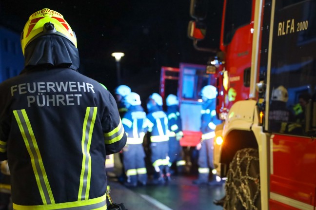 Einsatzkräfte zweier Feuerwehren bei Kleinbrand in einem Gasthaus in Rutzenham im Einsatz