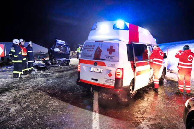 Schwerverletzter Lenker nach Frontalkollision in Bad Leonfelden durch Feuerwehr aus PKW befreit