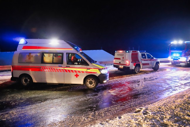 Schwerverletzter Lenker nach Frontalkollision in Bad Leonfelden durch Feuerwehr aus PKW befreit
