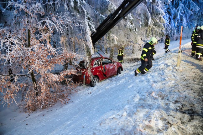 Zwei verletzte Personen bei Verkehrsunfall in Bad Leonfelden durch Feuerwehr aus PKW befreit
