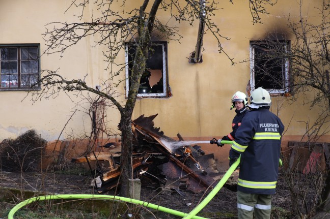 Sieben Feuerwehren bei Brand in einem Nebengebäude in Riedau im Einsatz