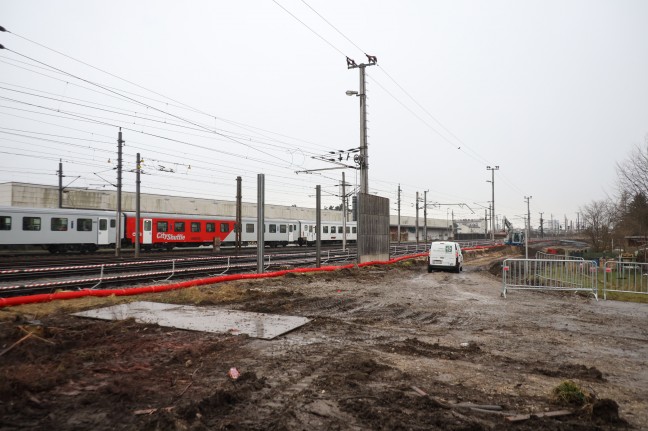 Sperre der Westbahnstrecke nach neuerlichem Fund einer Fliegerbombe bei Bauarbeiten in Wels-Neustadt