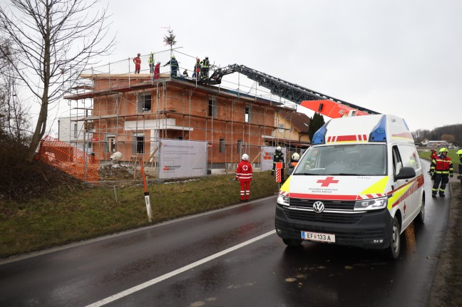 Sechs Feuerwehren bei Personenrettung auf Baustelle in Wilhering im Einsatz