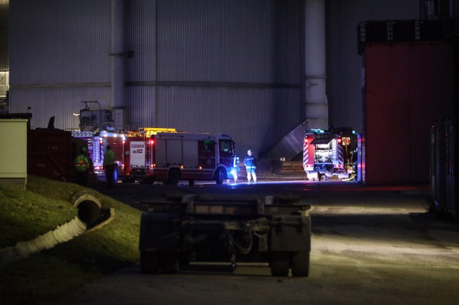Brandeinsatz bei Abfallentsorgungsunternehmen in Wels-Schafwiesen