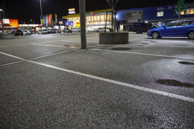 Bombenalarm nach Fund eines Koffers auf dem Parkplatz eines Einrichtungskonzerns in Ansfelden