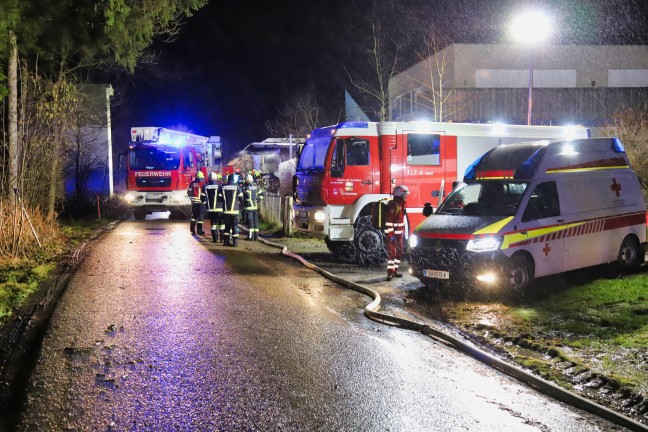 Mehrere Fahrzeuge in einem Carport bei einem Wohnhaus in Walding in Vollbrand