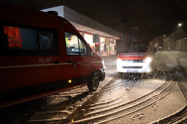 Feuerwehr nach Einbruch in Drogerie-Filiale in Wels-Neustadt im Einsatz