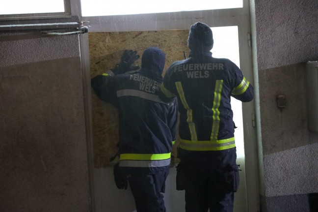 Feuerwehr nach Einbruch in Drogerie-Filiale in Wels-Neustadt im Einsatz