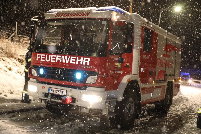 PKW-Kollision bei winterlichen Straßenverhältnissen in Offenhausen