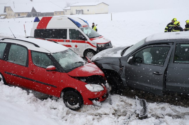 Frontalcrash auf Schneefahrbahn in Edt bei Lambach fordert zwei Verletzte
