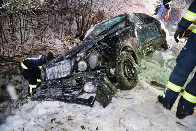PKW bei Verkehrsunfall in St. Martin im Mühlkreis überschlagen und in einen Graben gestürzt