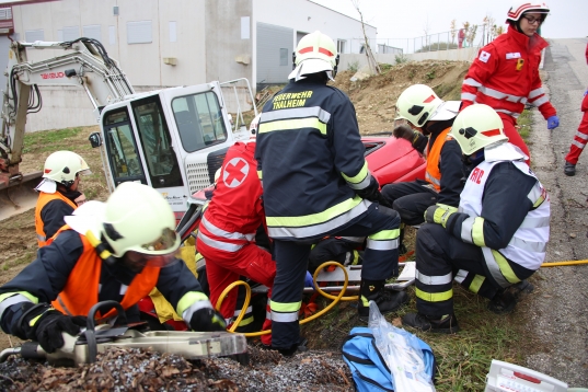 Übung von Feuerwehr und Rotem Kreuz in Thalheim bei Wels