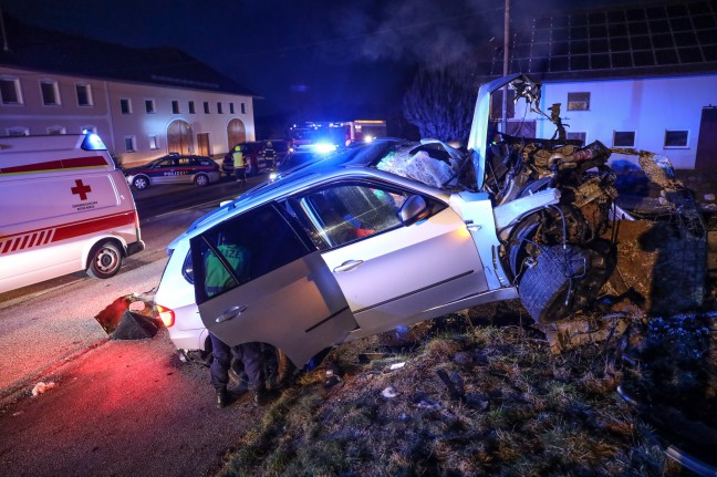 Auto bei Verkehrsunfall in Eberstalzell frontal gegen Buswartehäuschen gekracht