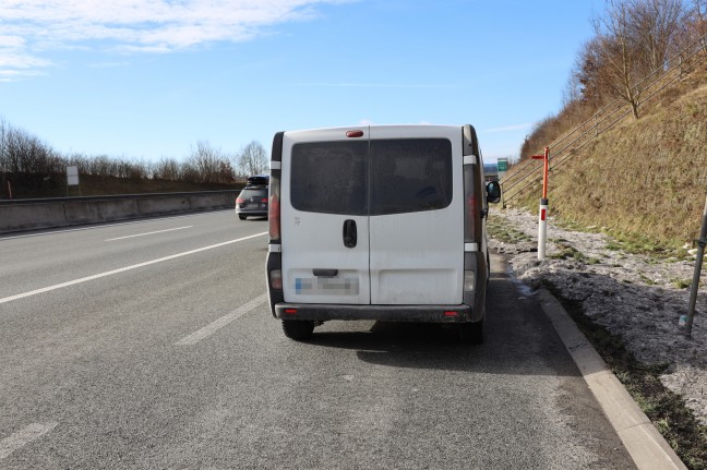 Rauchender Kleintransporter nach Motorschaden löste Einsatz auf Innkreisautobahn bei Meggenhofen aus