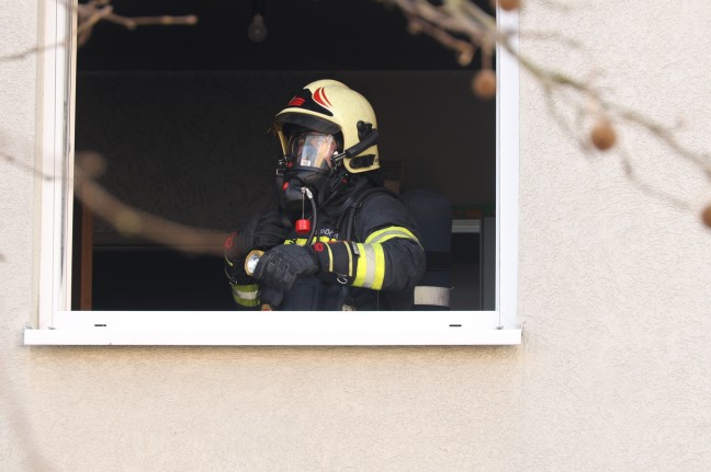 Ein Verletzter bei Zimmerbrand in einem Mehrparteienwohnhaus in Wels-Neustadt