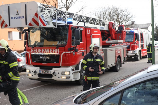 Ein Verletzter bei Zimmerbrand in einem Mehrparteienwohnhaus in Wels-Neustadt