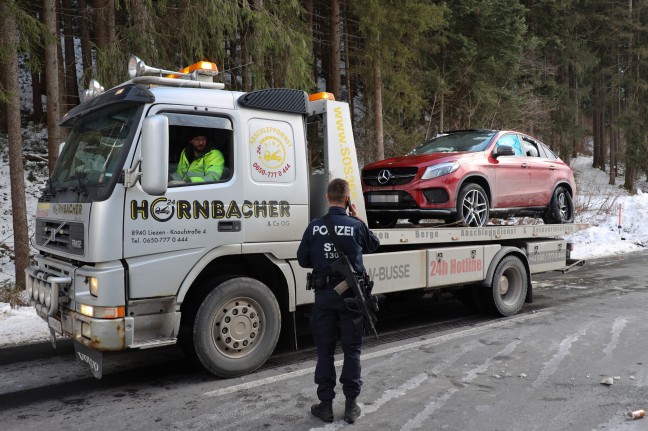 Flüchtendes Auto bei Verfolgungsjagd mit Polizei in Windischgarsten verunfallt