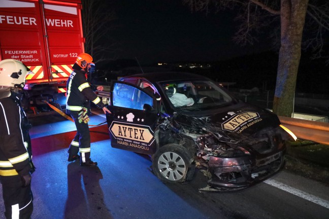 Verkehrsunfall zwischen zwei PKW in Vcklabruck fordert eine verletzte Person