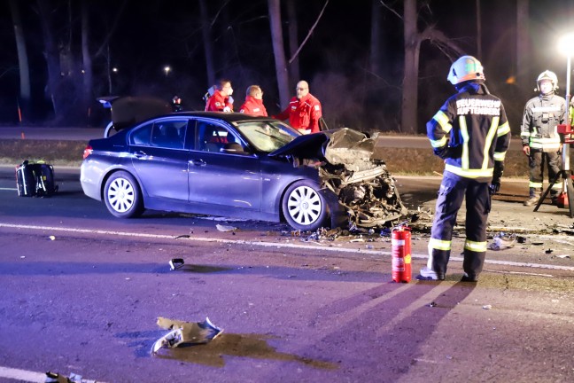 Schwerere Frontalkollision auf der Donaustraße bei Steyregg fordert zwei teils Schwerverletzte