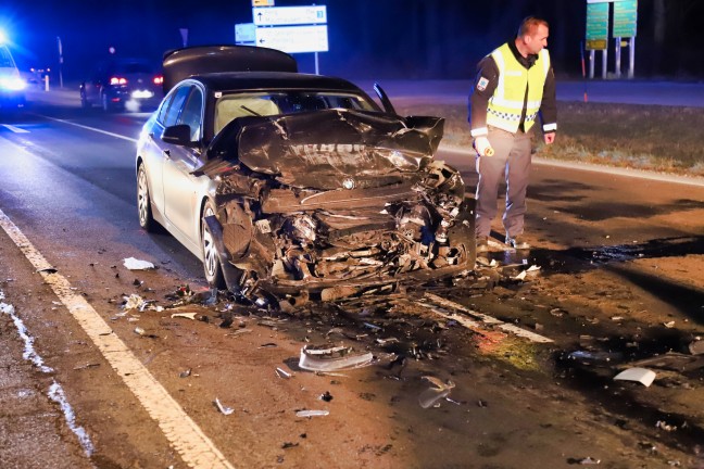 Schwerere Frontalkollision auf der Donaustraße bei Steyregg fordert zwei teils Schwerverletzte