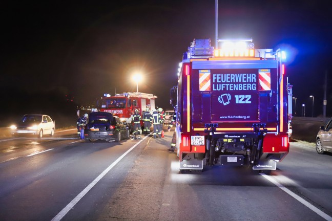 Schwerere Frontalkollision auf der Donaustraße bei Steyregg fordert zwei teils Schwerverletzte