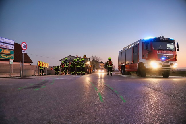 Kreuzungscrash zwischen PKW und LKW in Naarn im Machlande fordert eine verletzte Person