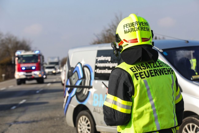 Aufrumarbeiten nach leichtem Verkehrsunfall auf Wiener Strae bei Marchtrenk