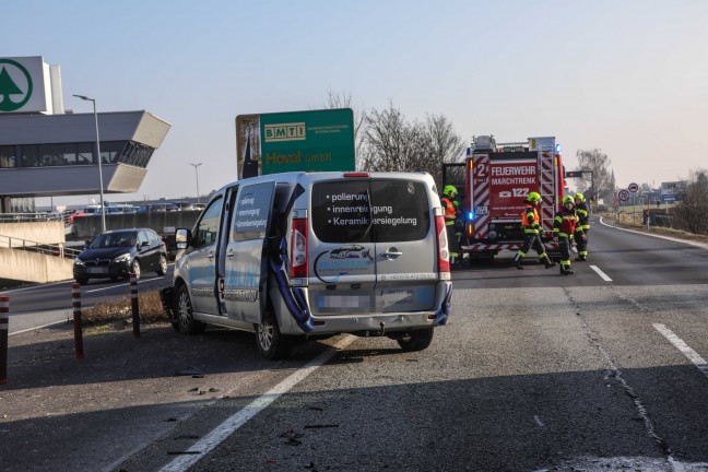 Aufrumarbeiten nach leichtem Verkehrsunfall auf Wiener Strae bei Marchtrenk