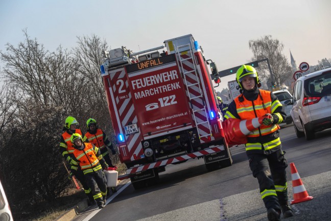 Aufrumarbeiten nach leichtem Verkehrsunfall auf Wiener Strae bei Marchtrenk