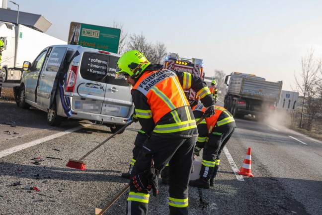 Aufrumarbeiten nach leichtem Verkehrsunfall auf Wiener Strae bei Marchtrenk