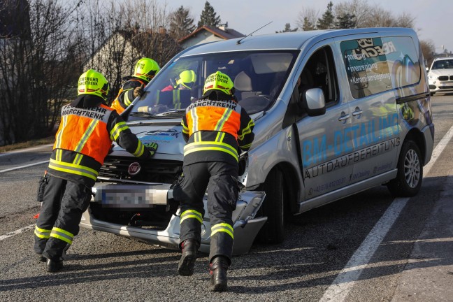 Aufrumarbeiten nach leichtem Verkehrsunfall auf Wiener Strae bei Marchtrenk