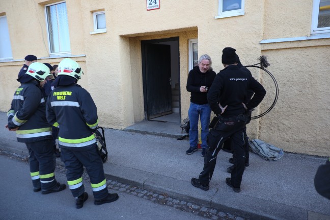 Feuerwehr und Rauchfangkehrer bei ausgedehntem Kaminbrand in Wels-Neustadt im Einsatz