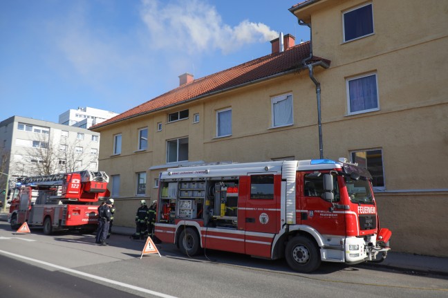 Feuerwehr und Rauchfangkehrer bei ausgedehntem Kaminbrand in Wels-Neustadt im Einsatz