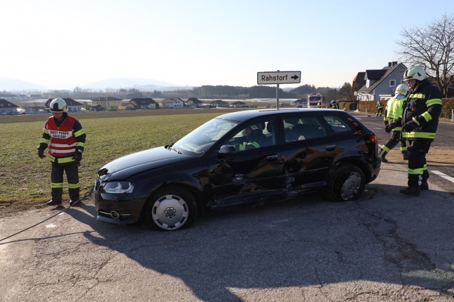 Schwerer Verkehrsunfall mit drei beteiligten Fahrzeugen in Laakirchen