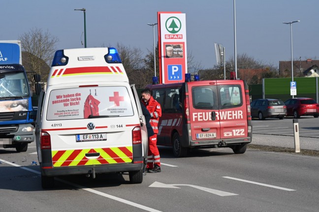 Kollision zwischen Kleintransporter und LKW in Eferding fordert einen Verletzten