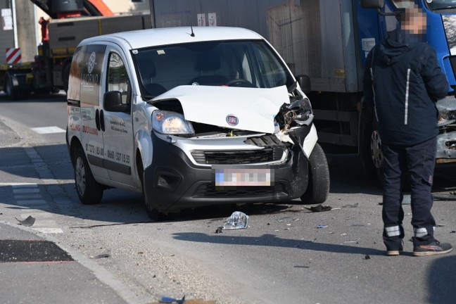 Kollision zwischen Kleintransporter und LKW in Eferding fordert einen Verletzten