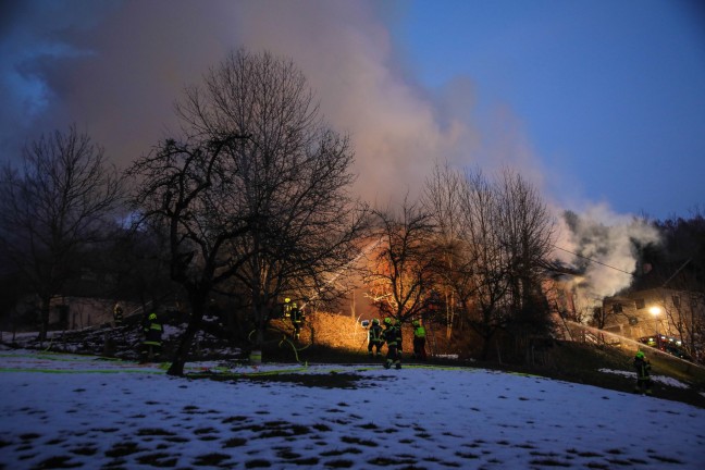 Neun Feuerwehren bei Großbrand eines landwirtschaftlichen Gebäudes in Schlierbach im Einsatz