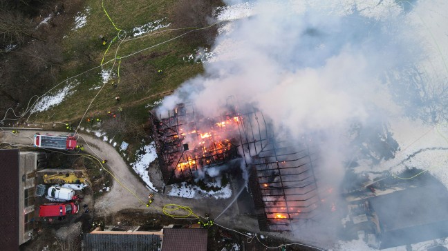 Neun Feuerwehren bei Großbrand eines landwirtschaftlichen Gebäudes in Schlierbach im Einsatz